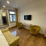 Atmosfera & Restaurant מלון