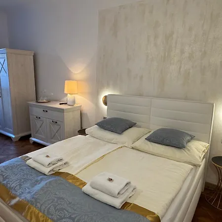מלון Atmosfera & Restaurant 4*