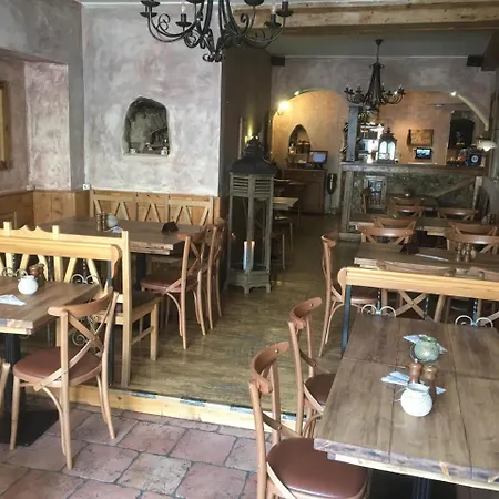 Atmosfera & Restaurant מלון 4*