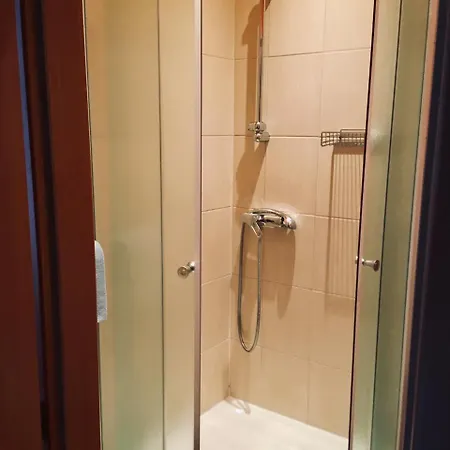 & Restaurant Atmosfera بيت ضيافة 4*